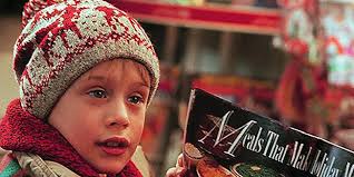Storyals kevin mccallister zurückgelassen wird, während seine familie eine weihnachtsreise antritt, muss er das haus seiner familie vor zwei tollpatschigen e. Kevin Allein Zu Haus Reboot Auf Disney Chris Columbus Verurteilt Es Scharf Dvd Forum At