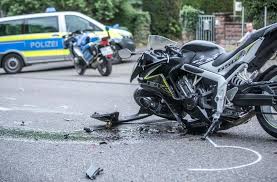 Alleine in stuttgart habe die feuerwehr eigenen angaben zufolge vom. Schwerer Unfall Mit Einem Motorrad Und Einem Smart In Stuttgart Am Hallschlag Stuttgarter Nachrichten