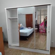 Desain minimalis pada lemari jati ini sangat cocok untuk perlengkapan kamar tidur anda dengan ukuran p 150 cm x l 55 cm x t 210 cm dengan. Lemari Sliding 3 Pintu Full Cermin Perabotan Rumah Di Carousell