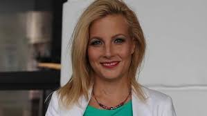 Életrajz, adatok, képek, háttérképek, vélemények. Hoppa Varkonyi Andrea Kezet Tehetos Uzletember Kerte Meg