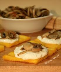 Proseguite preparando le guarnizioni dei crostini. Crostini Di Polenta Con Funghi E Crema Al Gorgonzola