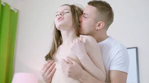 اخ يشوف اختة بتغير يسخن عليها يدخل ينكها وابوة مش موجو