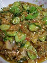 Setelah itu, baru dimasukkan air, sedikit garam dan asam keping. Resepi Sambal Ikan Bilis Petai Viral Muafakat Johor Facebook