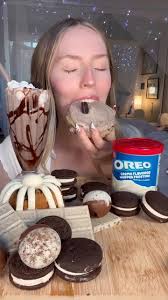 oreo mukbang 🤍 what’s your favorite dessert? #mukbang #dessert