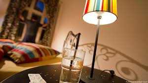 تجنب وضع كأس ماء بالقرب منك أثناء النوم منوعات نافذة Dw عربية على حياة المشاهير والأحداث الطريفة Dw 05 03 2017