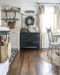 Decoratori shabby chic utilizzano mobili dipinta di bianco mercato delle pulci e accessori leggermente imperfette epoca per creare un'estetica usurato aspetto ma caldo. Humbledbygracecottage Vintage Farmhouse Coastal Chic Design Comedoresvintage Cocina Toscana Estilo De Cocina Cocina Shabby Chic