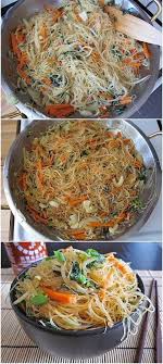Delicate Rice Vermicelli Noodles Fresh Vegetables Garlic Ginger And Spicy Curry Powder Make These Singapore Noodle Asian Recipes Vegetarian Recipes Recipes