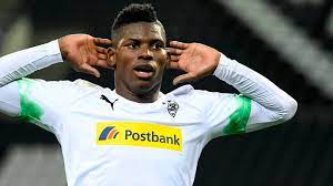 Breel embolo (borussia mönchengladbach) ist in einen einsatz wegen einer illegalen party verwickelt. Mogliche Corona Party Gladbach Streicht Embolo Aus Kader