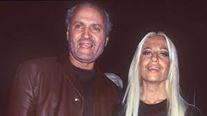 Gianni versace verlässt 1972 kalabrien, um in mailand mode zu kreieren. Ilwdi9vhbf2ejm