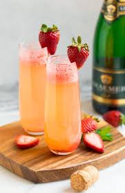 Shimmer for prosecco & gin, edible glitter for prosecco. Strawberry Champagne Easy And Refreshing Cocktail Wellplated Com