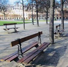 Clique gauche sur play pour débuter le jeu. Les Amoureux Des Bancs Publics Ne Se Becotent Plus