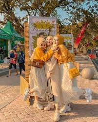 From i.pinimg.com 17+ baju couple bareng sahabat, trend inspirasi poin pembahasan baju couple tentang 17+ baju couple bareng sahabat, trend inspirasi adalah. Couple Bertiga Bareng Sahabat Ootd Hijabkeceeh Facebook