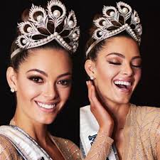 África está em festa... Sul-africana Demi-Leigh Nel Peters, de 22 anos, foi  eleita a mulher mais bela do universo. #MissUniverso2017