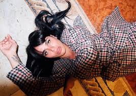 Η κόνι μεταξά είχε ανεβάσει ένα βίντεο που προέτρεπε τους followers της να κόψουν τις «κακές σε ένα απίστευτο ξέσπασμα προχώρησε η νεαρή influencer και κόρη του λευτέρη πανταζή, κόνι μεταξά. Koni Meta3a Pozarei Me Eswroyxa Sto Mpalkoni Toy 3enodoxeioy Ths Sthn Nea Yorkh Pic