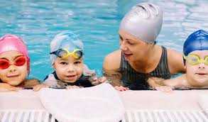 Flügel und scheiben eignen sich ab einem alter von etwa 1 jahr, schwimmgürtel ab etwa 2 jahren. Schwimmhilfen Fur Babys Und Kinder Vor Und Nachteile Ergoimpulse