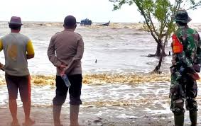 Warga lingga korban kapal tenggelam di jambi ditemukan meninggal dunia. Diterjang Ombak Besar Kapal Muatan Sawit Dan Kelapa Tenggelam Di Perairan Jambi Kumparan Com