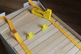 流行りの無印良品 頑丈ボックスのテーブル化にチャレンジしました 狭い車の収納スペースを少しでも確保するため コンパクトに収納できるロールトップテーブル式で作ります 材料 セリアのすのこ 30cm 37cm 4枚 カバンテープ 1 ロールトップテーブル 無印良品 頑丈