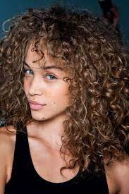 Cheveux Boucles 10 Astuces Pour Les Sublimer Cheveux Coiffure Coiffure Cheveux Boucles