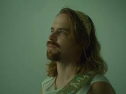 Gazon mouillé' est dispo pour vous, les gens qui ont déjà eu le cœur brisé  et qui pensaient ne jamais s'en remettre, mais qui ont pleuré un bon coup  et qui s'en