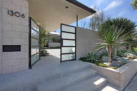 Mid century modern doors are distinguished by the use of clean lines, modern materials, and combinations of bright colors, most often combined with dark wooden elements. 75 Beautiful Mid Century Modern Front Door Pictures Ideas July 2021 Houzz