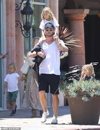 They're the movie star family who enjoy laying low around their byron bay abode. Chris Hemsworth Gives His Daughter India Seven A Piggyback Ride Daily Mail Online