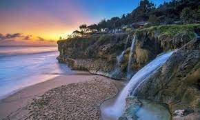 Pantai Banyu Tibo Pacitan Lokasi Harga Tiket Dan Fasilitas Berikut Ini Ulasan Mengenai Tempat Wisata Pantai Banyu Tibo Yang T In 2021 Pantai Pariwisata Pemandangan