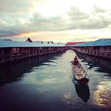 Hasil penelitian menunjukkan, pertama, gambaran kehidupan masyarakat suku laut melayu hidup hidup dengan mengedepankan budaya nenek moyang tanpa memandang perbedaan agama yang dipeluk, sebab masyarakat suku laut tidak paham agama yang mereka peluk. Nasib Suku Bajo Pengembara Laut Yang Dicap Pelaku Bom Ikan Bagian 2 Mongabay Co Id Mongabay Co Id