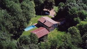 Masía construida en el año 1.362, actualmente casa rural, formada por 5 viviendas, cada una de ellas dispone de cocina, 3 dormitorios, salón. Home Masmasnou Com