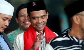 Ya, di media sosial sang ustadz dikabarkan sedang terpapar virus corona. Sore Ini Ustadz Abdul Somad Tabligh Akbar Di Pantai Purus Padang Diarak Naik Moge Bersama Walikota Dan Danrem Riau1 Com
