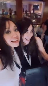 As bassplayers, we never really have to worry about where to place our  hands when we're