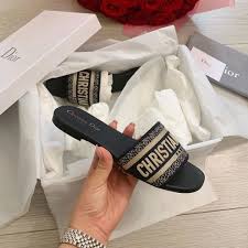 Jun 23, 2020 · my cozy green hoodie matches the nineties shape beige shorts, it looks so lit! Dior Fan Page On Instagram Dior Slides Perfect For Summer Dior Dioraddicted Diorlover Diorlife Diorintern Dior Sandals Dior Shoes Fashion Slippers