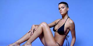 12 декабря коллекция наград певицы славы должна была пополниться статуэткой премии «золотой граммофон» за композицию «подруга», однако выйти на сцену втб арена и принять участие в юбилейной xxv церемонии вручения национальной музыкальной премии «золотой граммофон. Pevica Slava Pokazala Eroticheskoe Foto So Svoimi Podrugami Novosti Zhizni Ruposters Ru