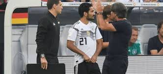 Mesut özil'imiz, i̇lkay gündoğan'ımız bir fotoğraf çekindik diye dışlandı. Erdogan Ile Resim Cektiren Ilkay A Protesto Isligi Geldi