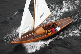 1974 Dragon Quillard D Une Rare Elegance Present Dans Les Plus Grands Ports D Europe Est L Un Des Voiliers Les Plus Mythiques Du Xxe Sie Zeilboot Schip Zeilen
