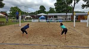 Similar to indoor volleyball, the objective of the game is to send the ball over the net and to ground it on the opponent's side of the court. Wydarzenia I Imprezy Siatkowka Plazowa Kobiet W Nowym Sztynorcie