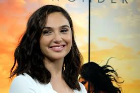Gal gadot, dazzled in sparkling dress as she arrived at the 2020 vanity fair oscar party on sunday night (february 9) at the wallis annenberg center for the performing arts in beverly hills, calif. 7 Alasan Gal Gadot Adalah Wonder Mom Halaman All Kompas Com