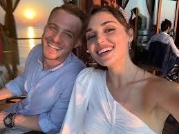 Hande Ercel S Instagram Photo Thebursin Sencalkapimi Fragmani Bekliyoruz In 2020 Hande Ercel Actors Handsome Actors