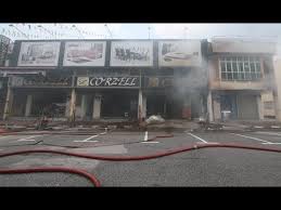 Sebuah kedai perabot yang terletak di tingkat tiga sebuah rumah kedai di taman sri petaling, di ibu negara musnah dalam satu kebakaran malam tadi. Kedai Perabot Terbakar Youtube