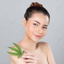 Konsep Kecantikan Ganja Wanita Glamor Memegang Daun Hijau Dalam Pandangan  Dekat Foto Latar belakang Dan Gambar Untuk Download Gratis