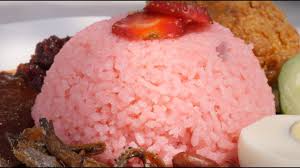 Nasi lemak sambal strawberi didatangkan dengan dua jenis sambal iaitu sambal cili biasa dan sambal strawberi serta ayam goreng berempah. Kchup Mkan Nasi Lemak Strawberry Cameron Highland Youtube