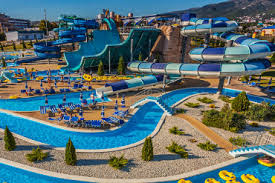 Старт горки начинается на высоте более 14 метров, а в совокупности с высокой скоростью (7 метров в секунду) горка становится настоящим испытанием характера. Akvapark Zolotaya Buhta Gelendzhik Ceny Foto Video Rezhim Raboty