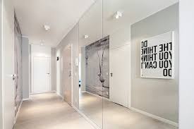 Voir plus d'idées sur le thème couloir gris, déco entrée maison, deco escalier. Couloir Gris Et Blanc Idees Deco Et Conseils Pour Un Couloir Moderne