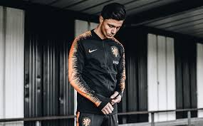 Het nederlands elftal trainingspak komt uit de collectie voor het aankomende ek. Met Deze Nieuwe Nike Nederlands Elftal Collectie Wordt De Weg Naar Boven Ingezet
