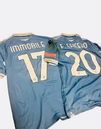La maglia blu third della ss lazio, versione gara del match contro la juventus fc, valido per la 26^ giornata di serie a tim 2020/21, dell'attaccante italiano ciro immobile. Lazio Museum All Asta Le Maglie Di Immobile E Caicedo A Supporto Della Wfp Italia Social Lazio