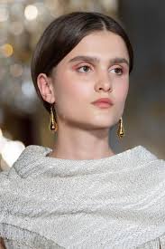 Gerade zu weihnachten möchten alle frauen eine tolle frisur haben, die zum outfit passt. Festliche Frisuren Fur Kurze Haare Brigitte De