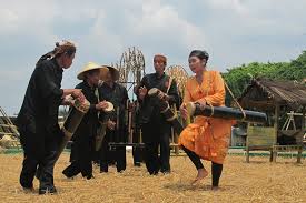 Alat musik tradisional adalah suatu alat musik yang mengalami perkembangan secara turun temurun pada suatu daerah,ini juga bisa untuk mengiringi sebuah musik lain yang terdapat didaerah tersebut. Dogdog Lojor Instrumen Musik Tabuh Khas Banten Indonesia Kaya