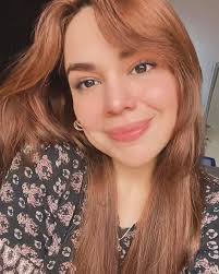 A mi ig le hace falta más fotos mías 💗🌸 • • Las otras dos ya son de puro  relleno pero me gustan