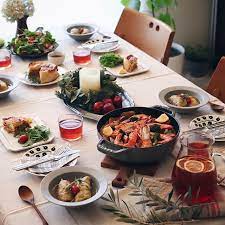 人が集まる年末年始にも ホームパーティー のテーブルシーン 料理特集 folk 料理 レシピ 料理の盛りつけ パーティー料理