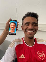 Ahaha mais non voyons c'est pas mastu parce que mastu il est sur la photo  pas sur le type avec le maillot d'Arsenal oulalalala