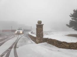 La acumulación de nieve en la capital española está incitando a los amantes de los deportes de invierno a calzarse unas buenas zapatillas, sus esquís, las tablas de surf, y en algunos casos hasta. Primera Nevada Del Invierno De 2020 En La Sierra De Madrid Zona Retiro